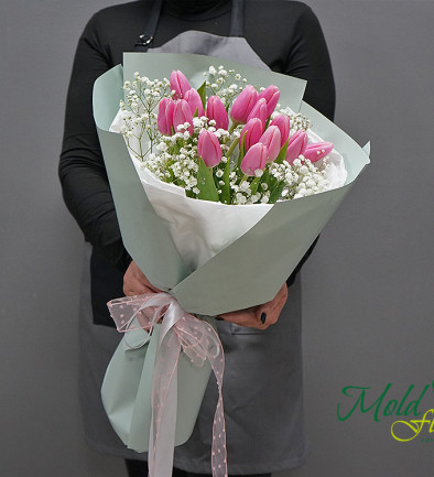 Букет с розовыми тюльпанами и гипсофилой Фото 394x433